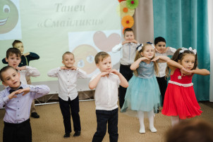 танец "Смайлики" танец "Смайлики".